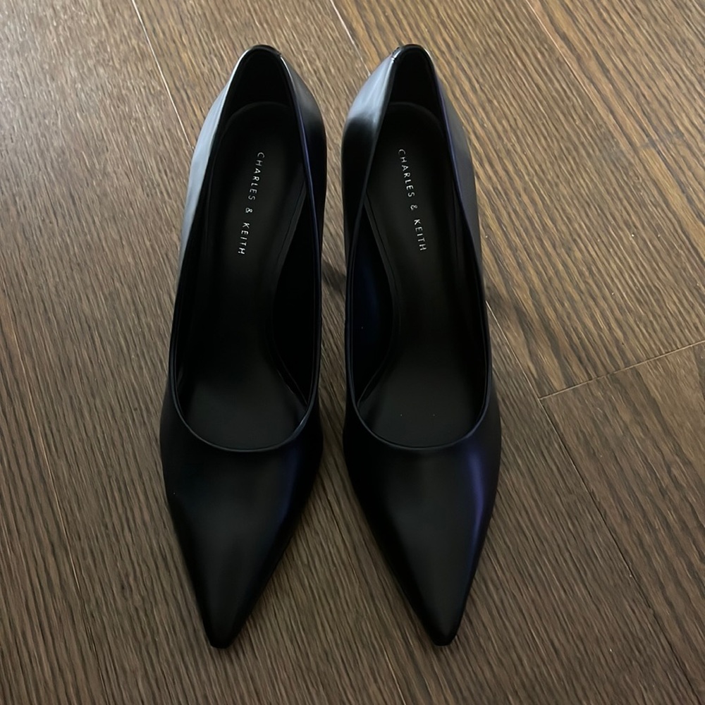 NWT Charles & Keith Black Leather Pump Size 38
